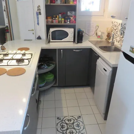 Ostreane-en-re Apartment *